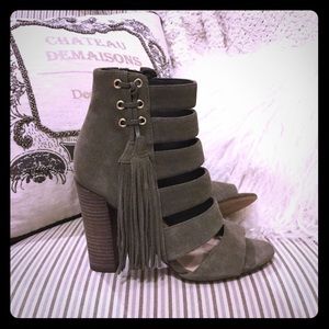 EUC Olive/ green suede sandals / booties Guess 5.5